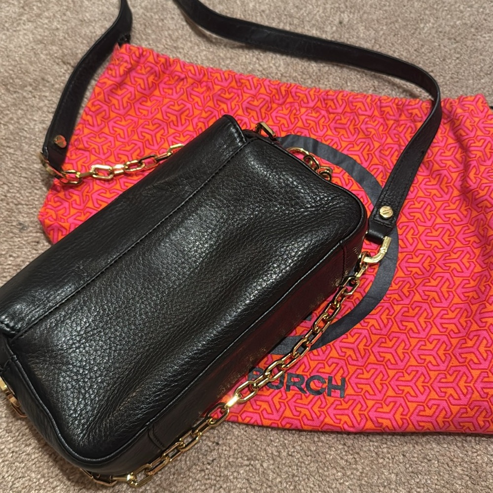 Tory Burch Black Leather Crossbody Bag with Gold Chain - Picture 4 of 4